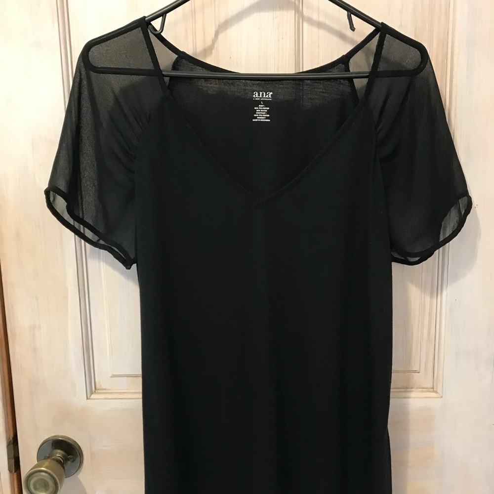 A black teeV neck with sheer short sleeves, studded hem. Super sexy❤️like